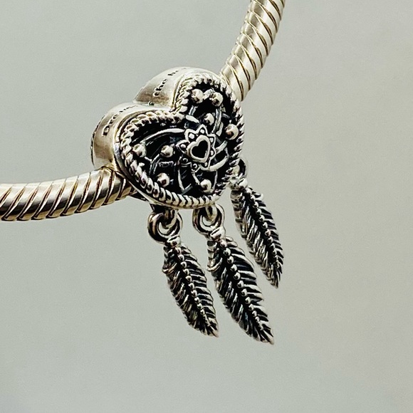 EUC Pandora 799107C00 Sterling Silver Heart & Three Feathers Dreamcatcher Charm - Picture 6 of 10